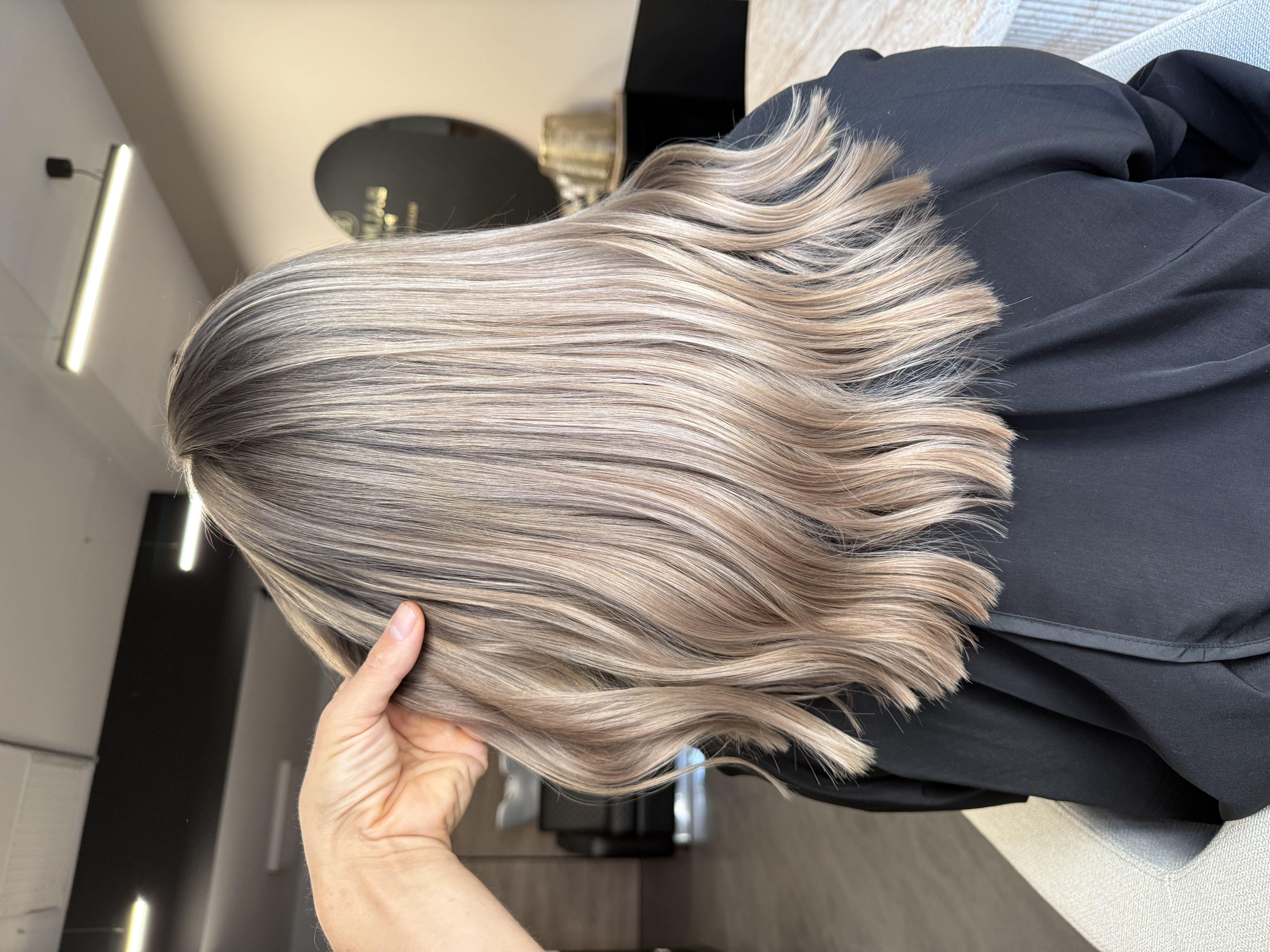 Jasny blond z kontrastowymi pasmami i miękką falą
